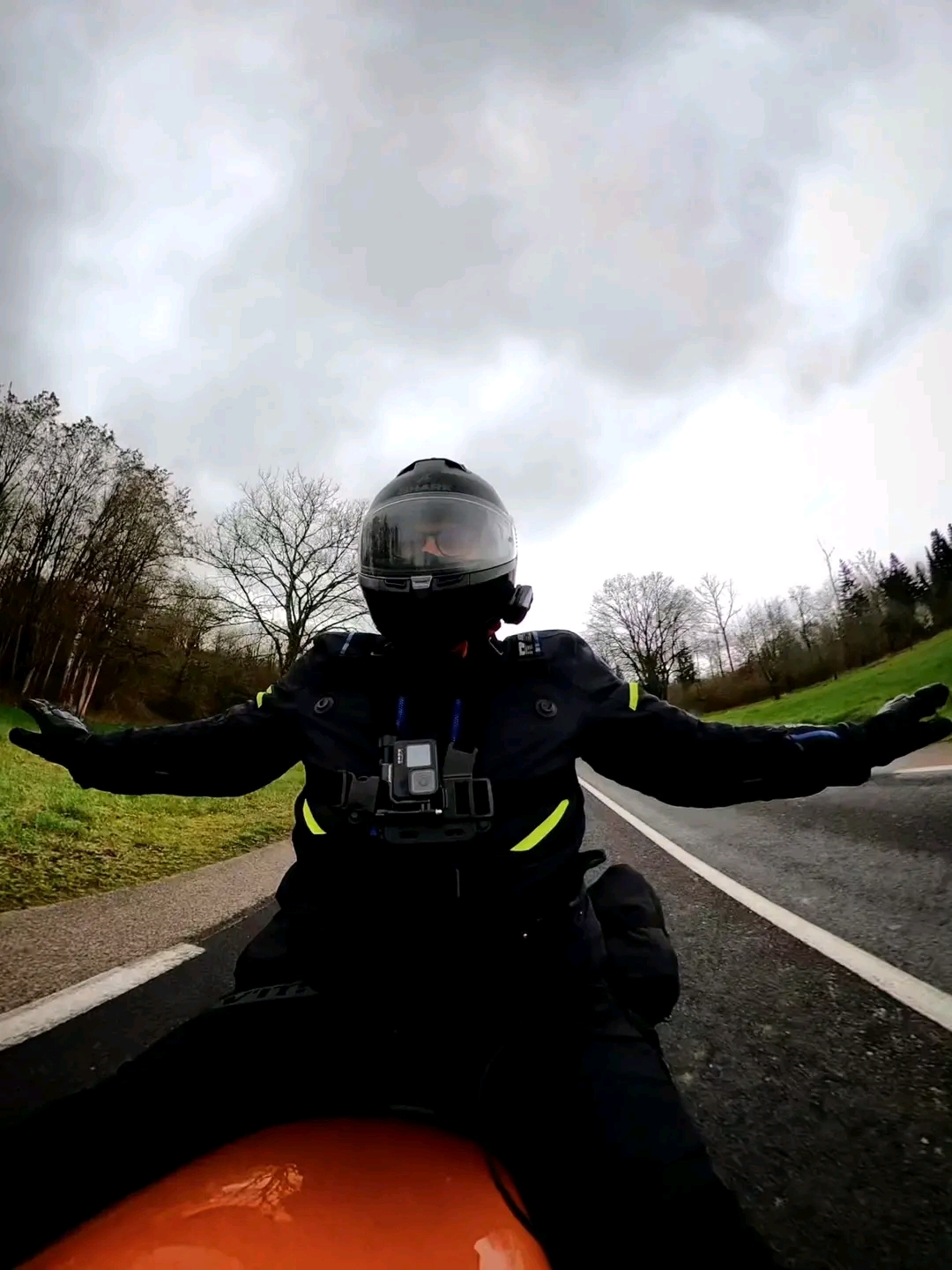 Road-trip montagneux, motard très heureux