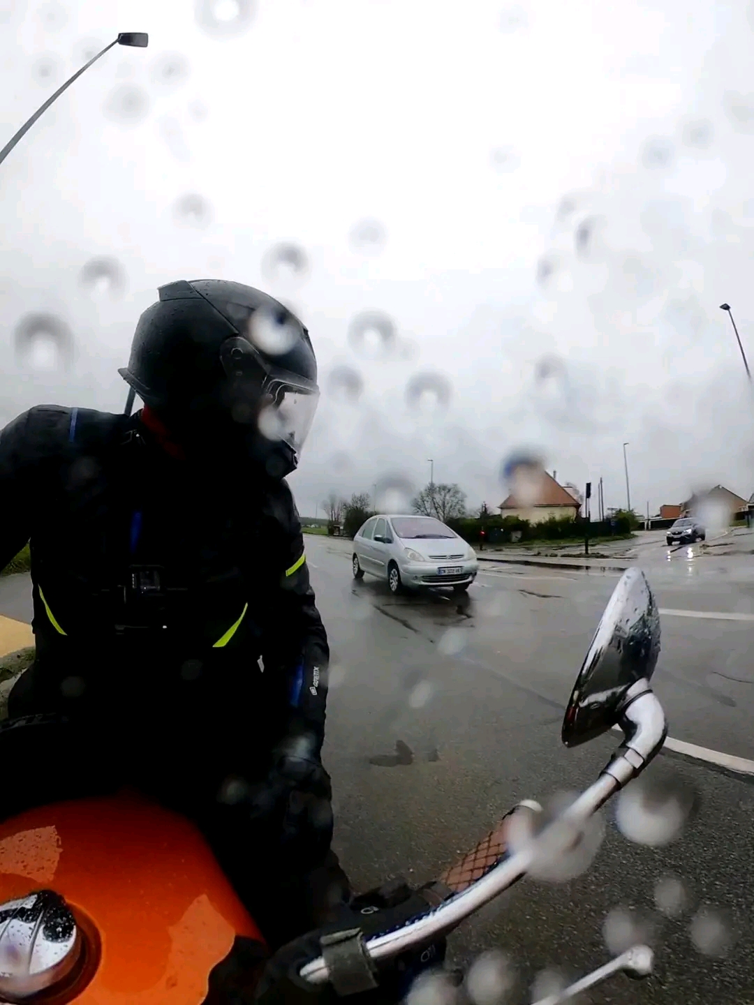 Road-trip pluvieux, motard heureux